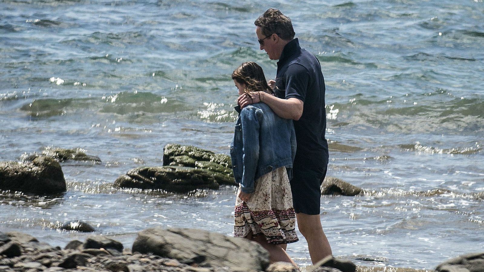 El primer ministro de Reino Unido, David Cameron, pasea junto a su hija por la playa en la localidad de Playa Blanca (Lanzarote).