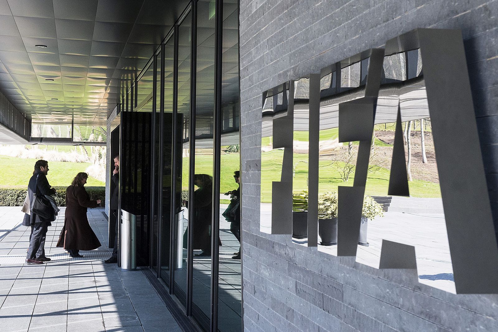 Fotografía de archivo fechada el 17 de marzo de 2016 que muestra en exterior de la sede de la FIFA en Zúrich.