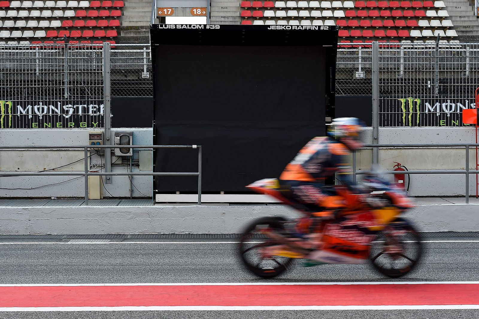 Un piloto pasa por delante del puesto de control de Luis Salom cerrado este sábado en el GP de Catalunya.