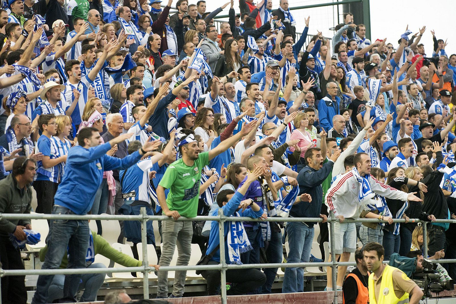 Los aficionados del Leganés animan a su equipo.