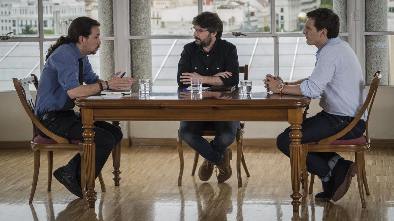 El líder de Podemos, Pablo Iglesias, y el de Ciudadanos, Albert Rivera, en el programa "Salvados", presentado por Jordi Évole.
