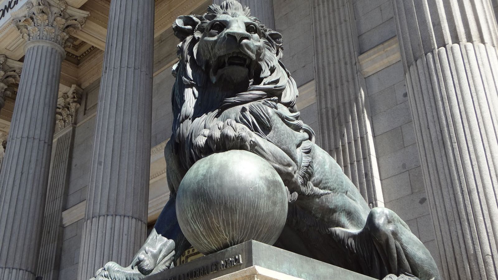 Imagen de uno de los leones de la fachada del Congreso de los Diputados