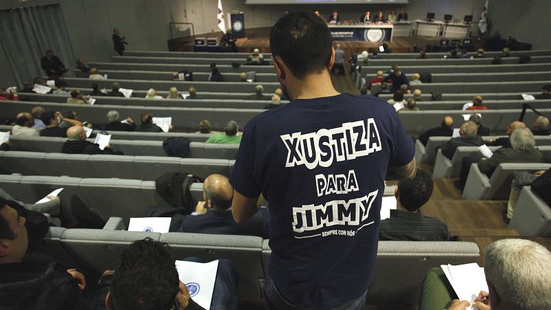 Un hombre con una camiseta pidiendo justicia en el caso de Francisco Javier Romero, 'Jimmy', el hincha del Deportivo fallecido en la reyerta de Madrid Río.