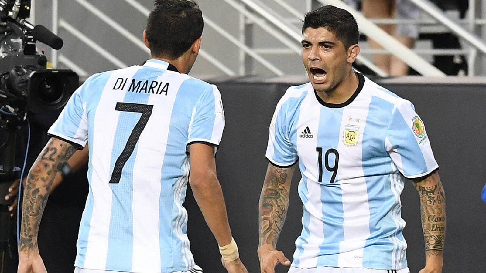 Di María y Banega, pareja destacada en la victoria argentina sobre Chile.