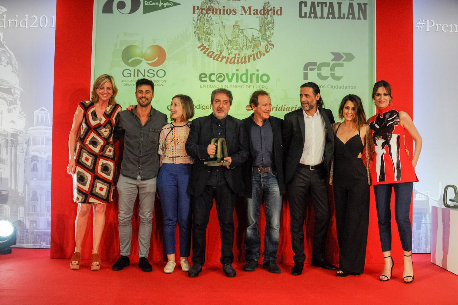 El equipo de El Ministerio del Tiempo recogiendo el Premio Madrid 2016