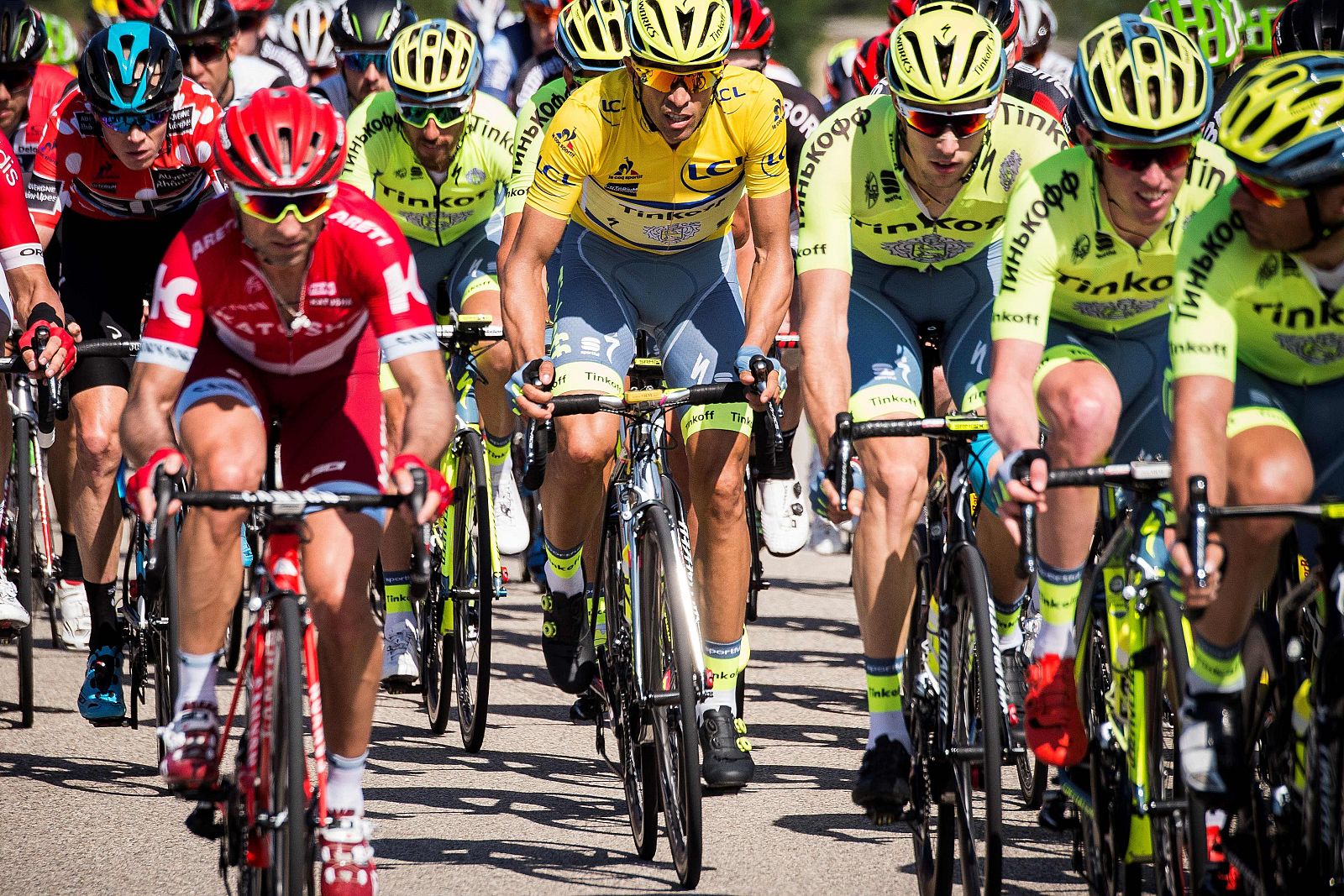 Alberto Contador luce el maillot de líder durante la segunda etapa de la Dauphinè 2016.