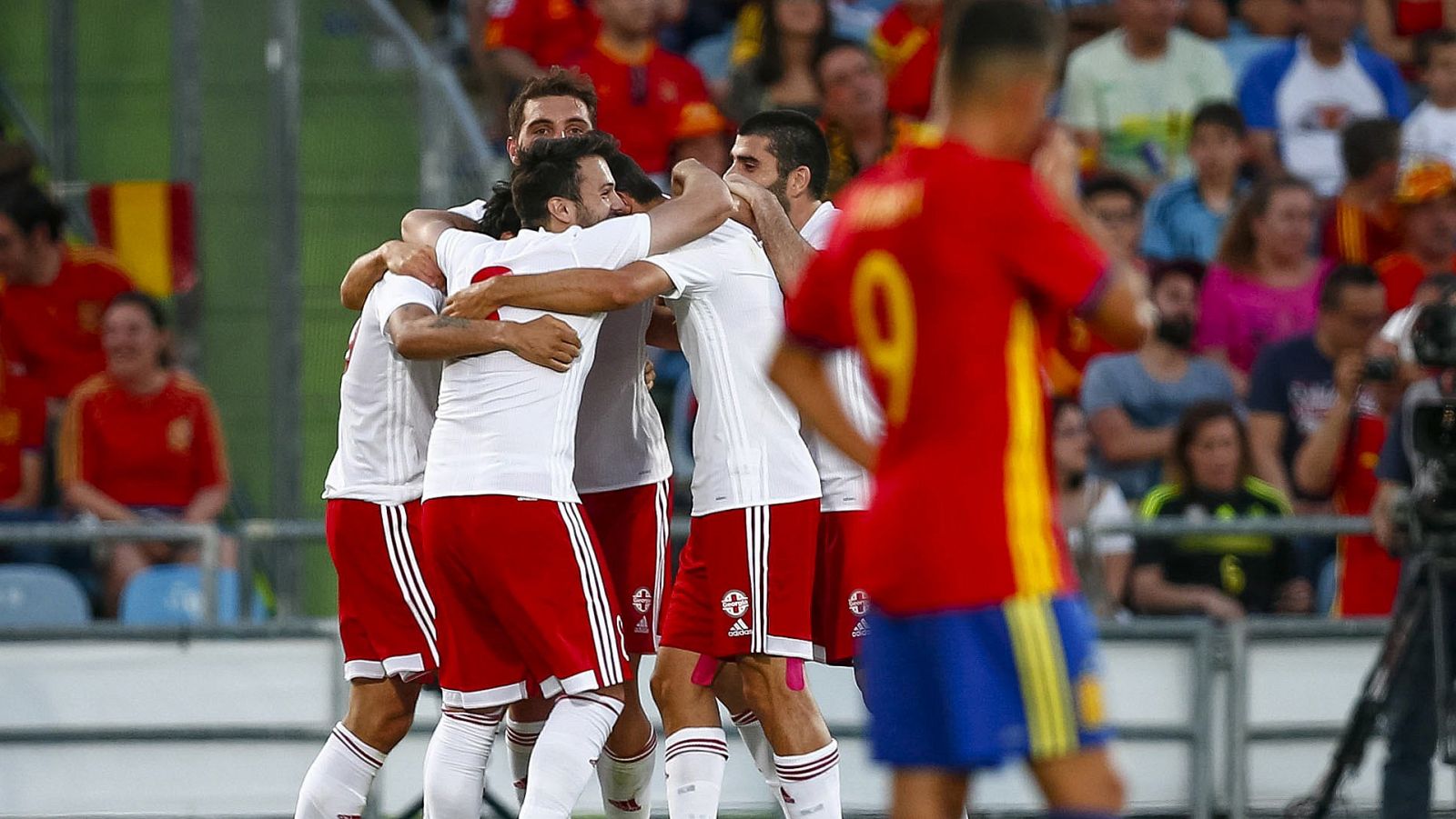 El centrocampista de Georgia Tornike Okriashvili celebra con sus compañeros el gol que ha marcado