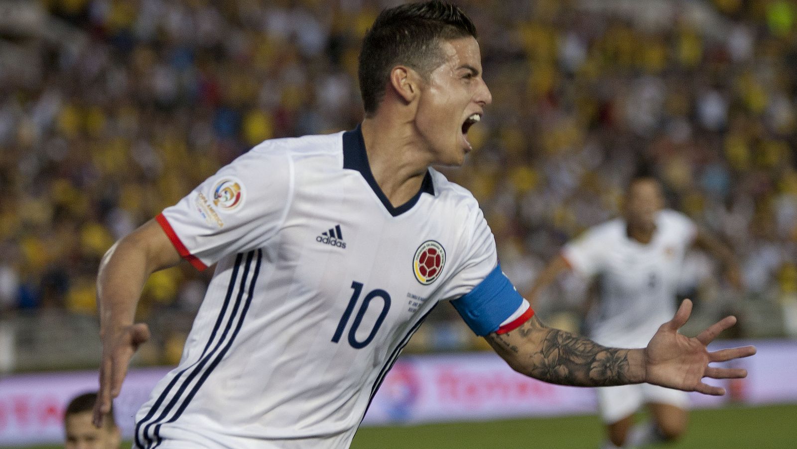 James Rodríguez celebra su gol a Paraguay.