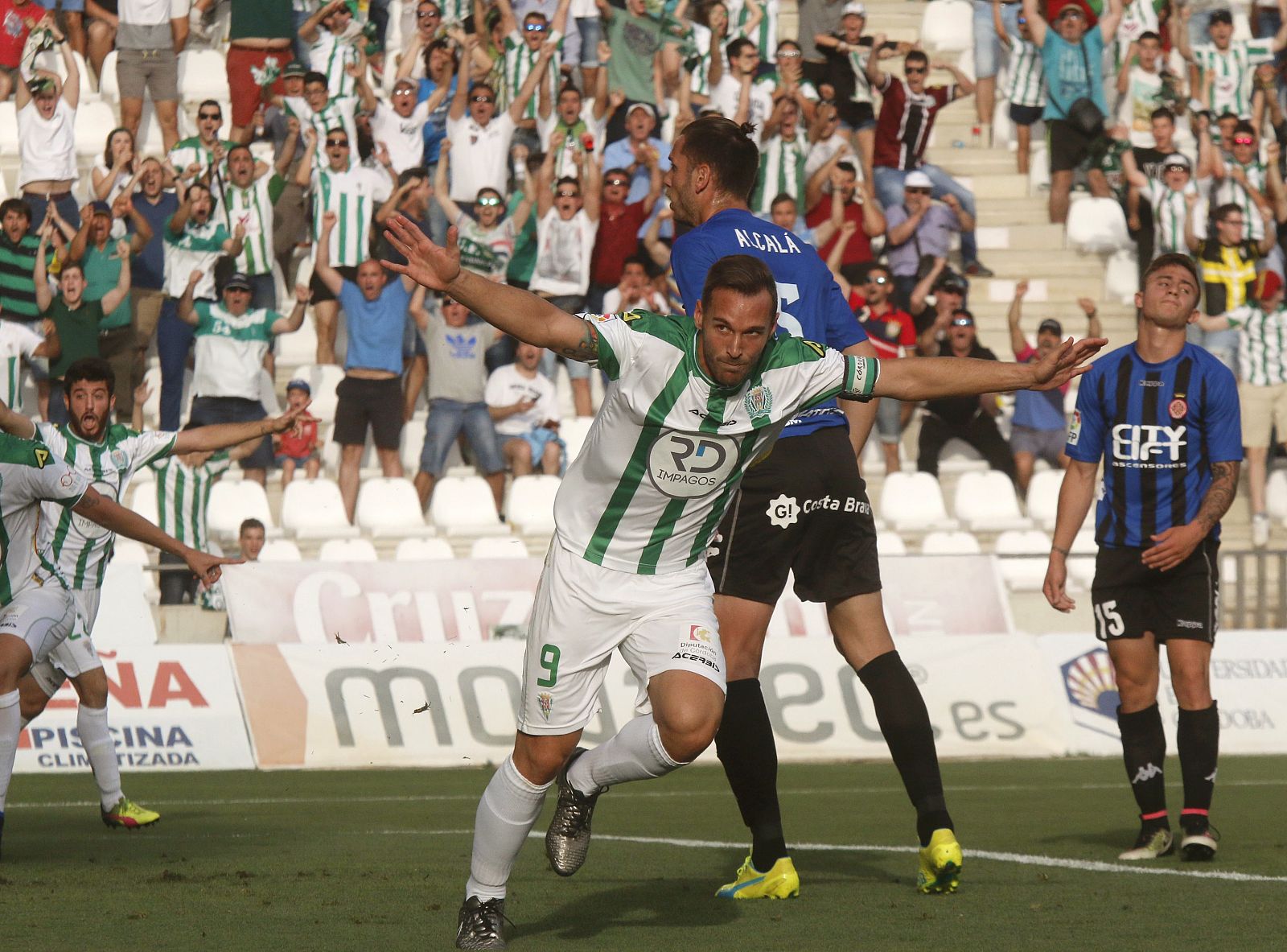 El delantero del Córdoba, Xisco, celebra el primer gol del equipo andaluz.