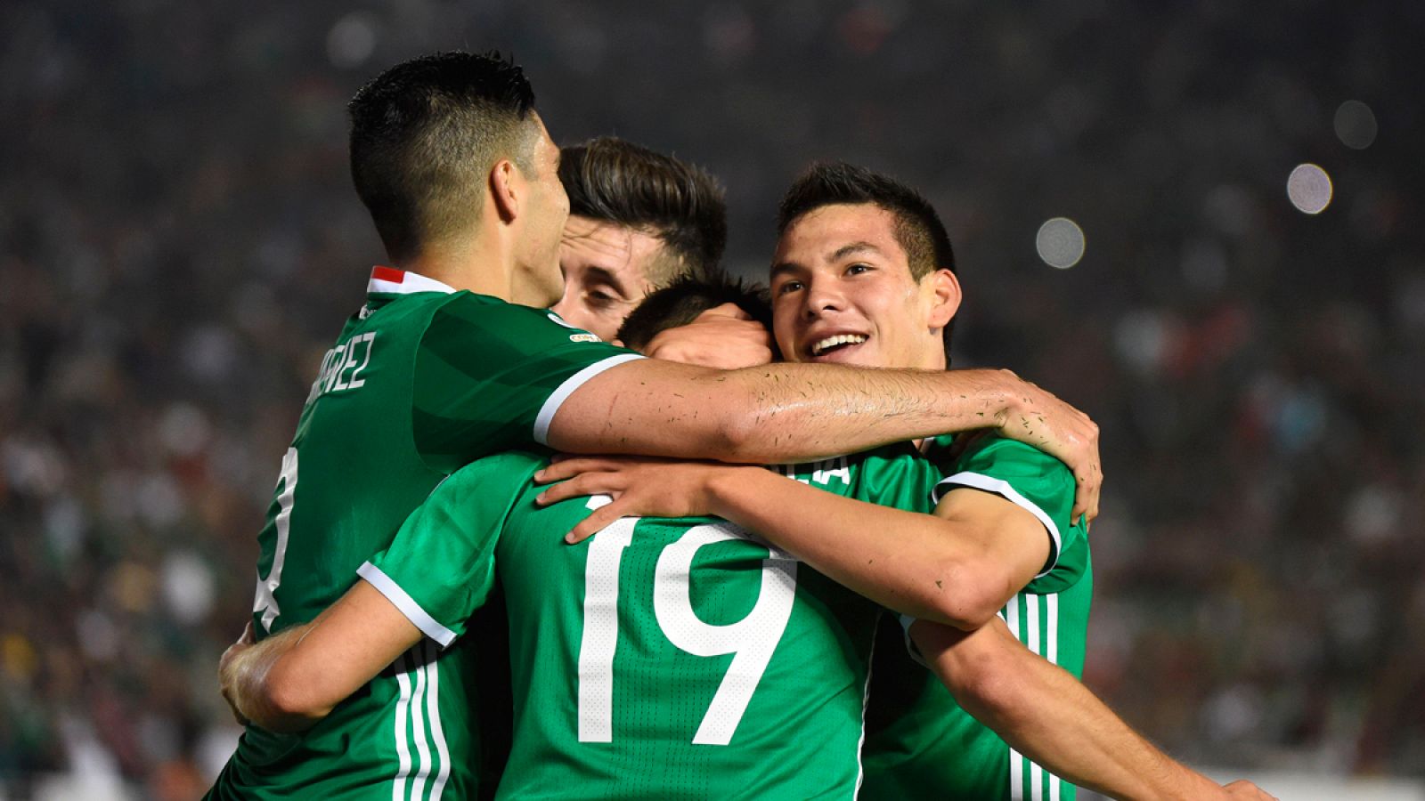 Oribe Peralta y sus compañeros de la selección de México celebran un gol frente a Jaimaca.