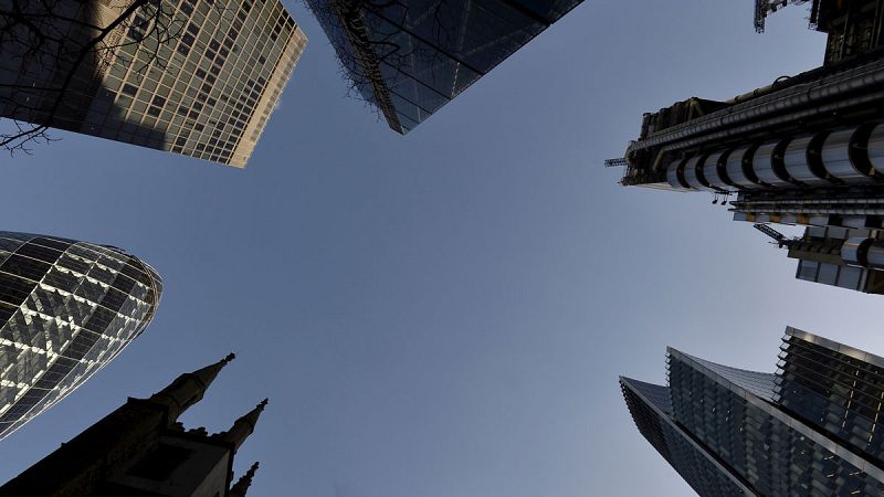 Imagen de un hombre caminando por la zona financiera de Londres.