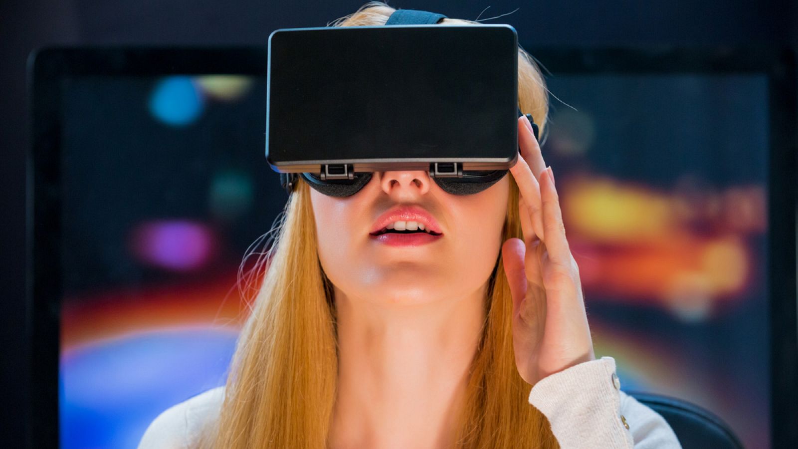 Una mujer lleva puestas unas gafas de realidad virtual