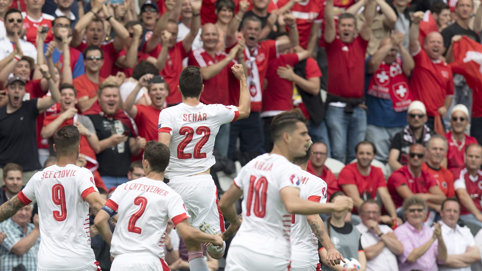 Suiza gana a Albania con un gol de Schaer