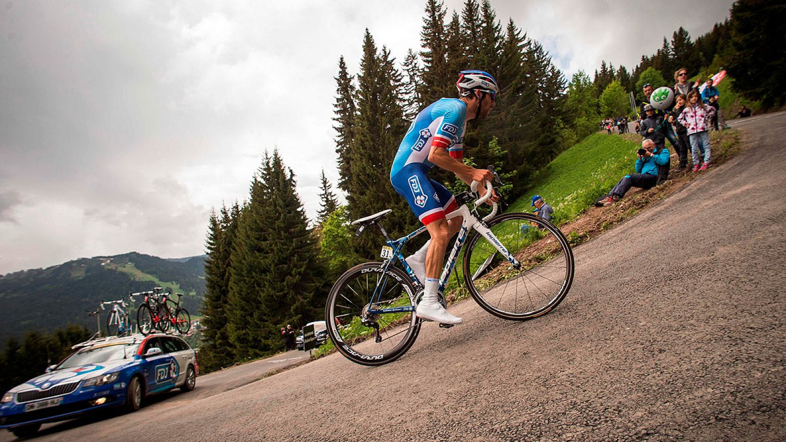 Pinot gana en Meribel y Froome consolida el liderato