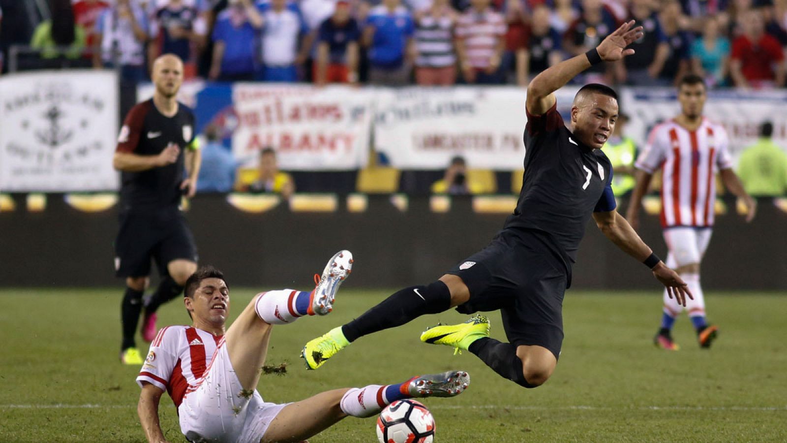 El jugador de Estados Unidos Bobby Wood (d) disputa el balón ante Paraguay.