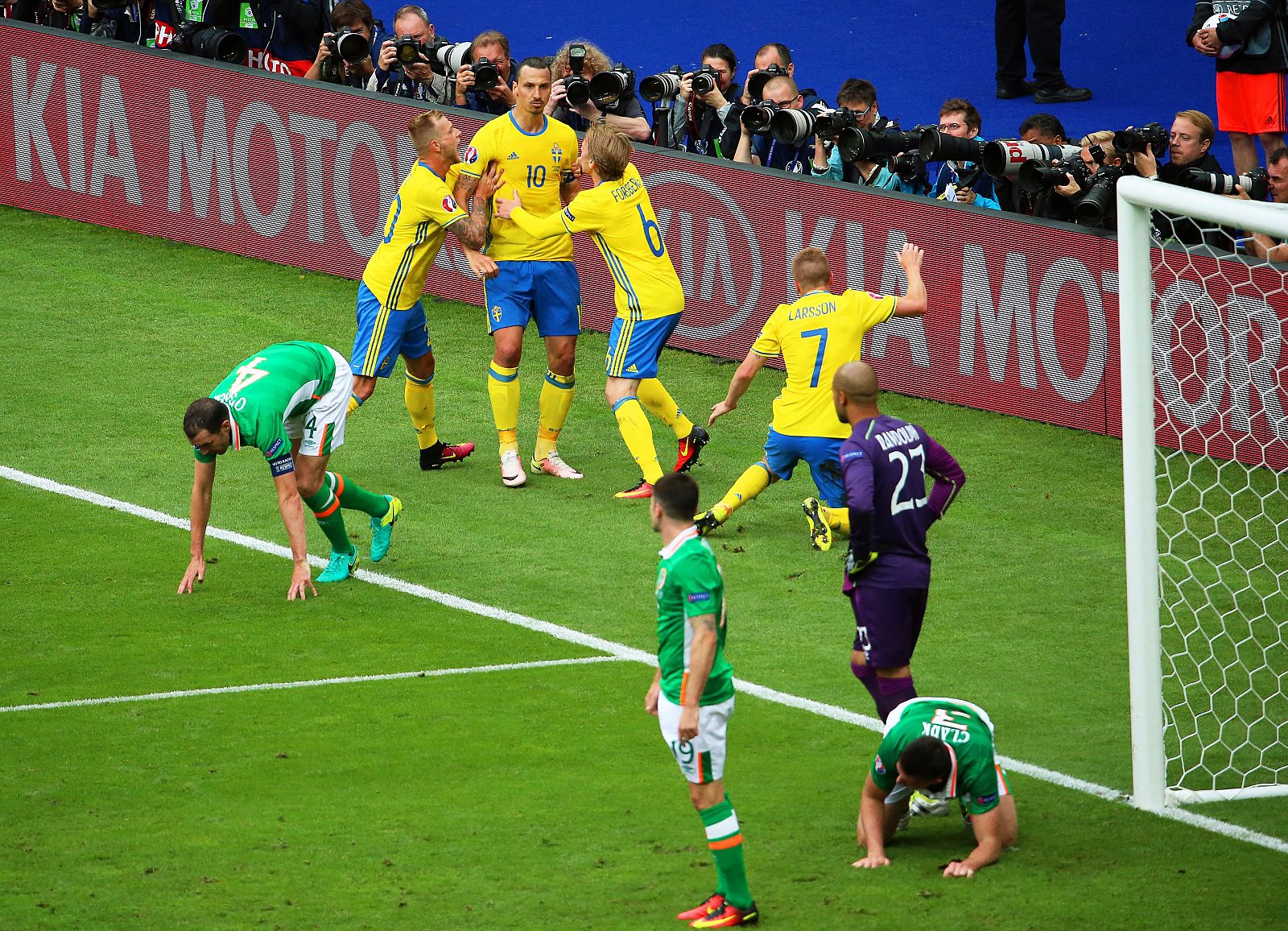 Zlatan Ibrahimovic celebra el empate ante Irlanda.