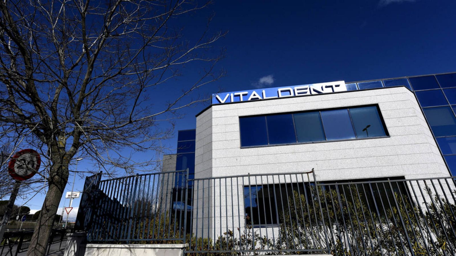 Fachada de la sede de Vitaldent en Las Rozas