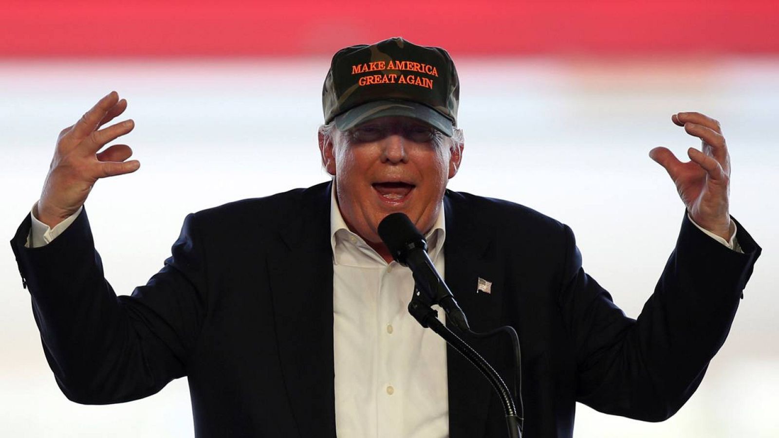 El aspirante a la candidatura republicana por la presidencia Donald Trump da un mitin en Pittsburgh