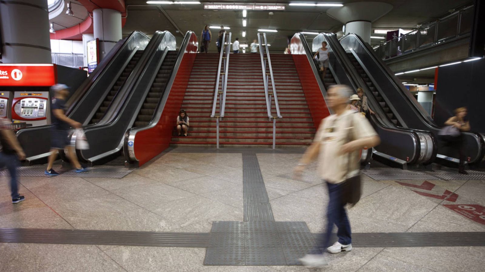 Viajeros en la estación de Atocha, Madrid, en la primera de las jornadas de huelga convocadas por Semaf en Renfe