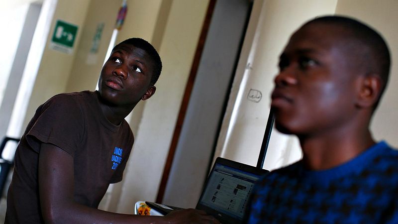 Dos menores de Gambia en el centro de acogida de Caltagirone, en Sicilia