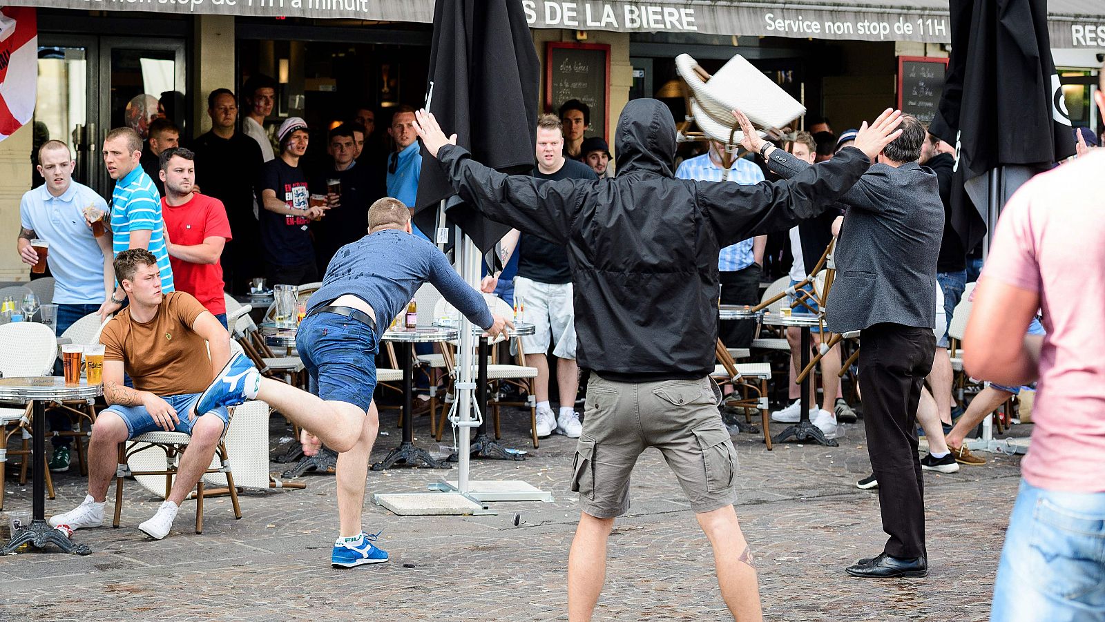 Un grupo de rusos provocando altercados en Lille.