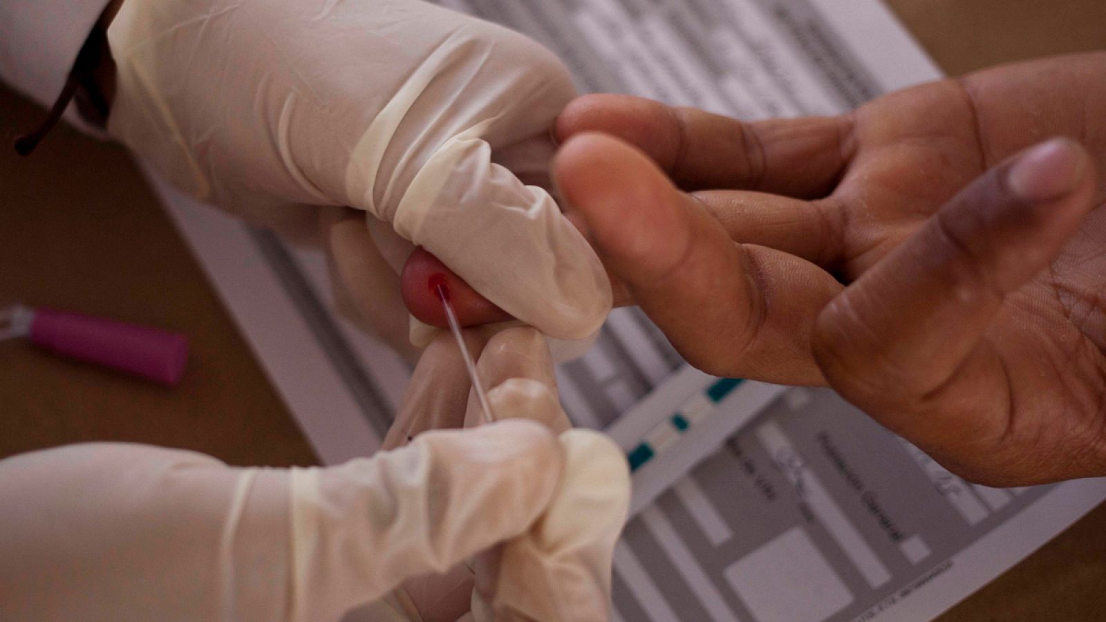 Un hombre se extrae sangre para someterse a una prueba de VIH.