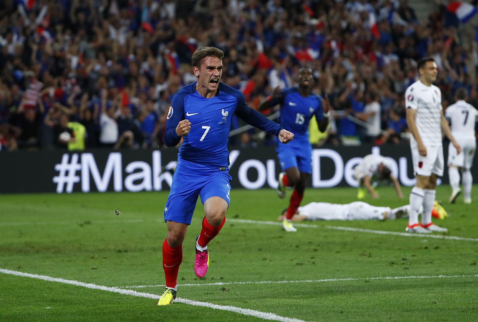 Antoine Griezmann celebra su gol frente al Albania en el minuto 89.