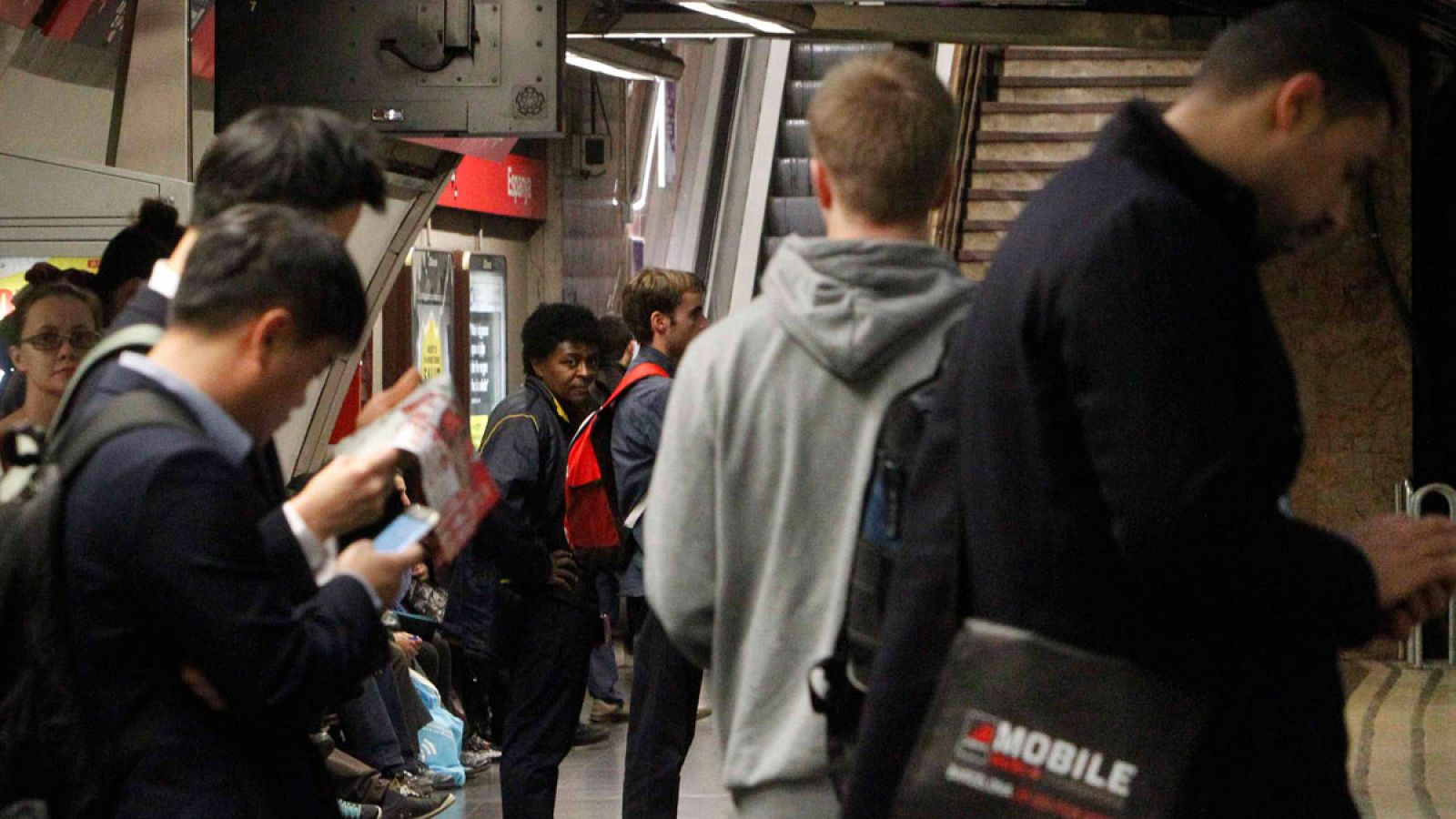 Pasajeros en una estación del Metro de Barcelona durante la huelga que se desarrolló el pasado mes de febrero