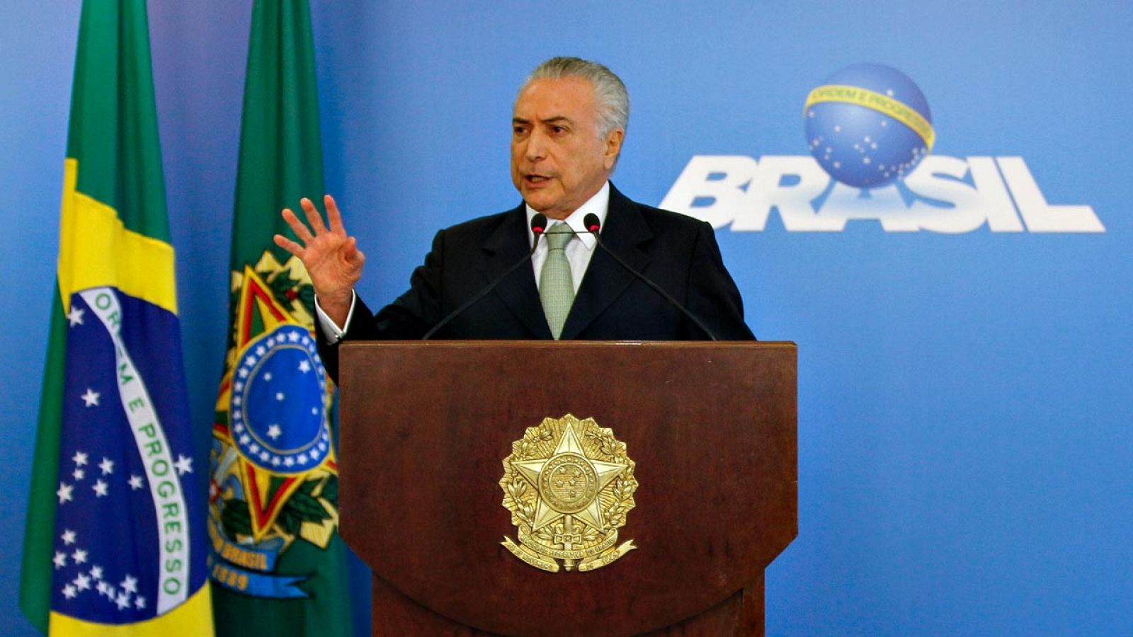 El presidente interino de Brasil, Michel Temer, ha negado las acusaciones de corrupción en un discurso televisado