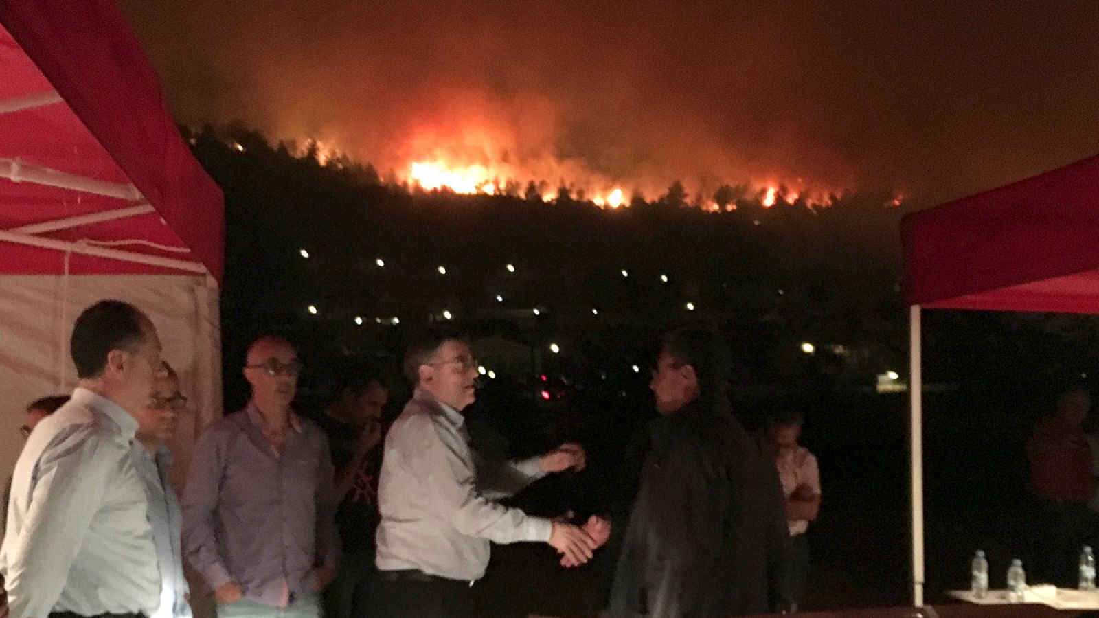 El president de la Generalitat, Ximo Puig se ha desplazado a Carcaixent para comprobar el estado actual del incendio forestal.
