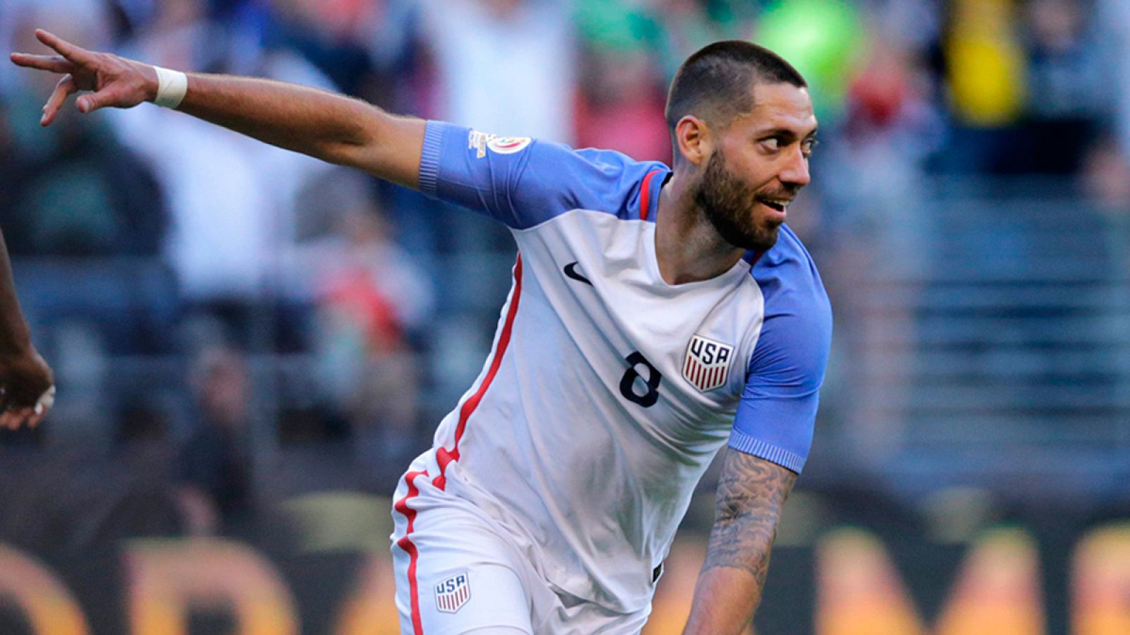 Clint Dempsey celebra el segundo gol de Estados Unidos contra Ecuador en los cuartos de la Copa América.