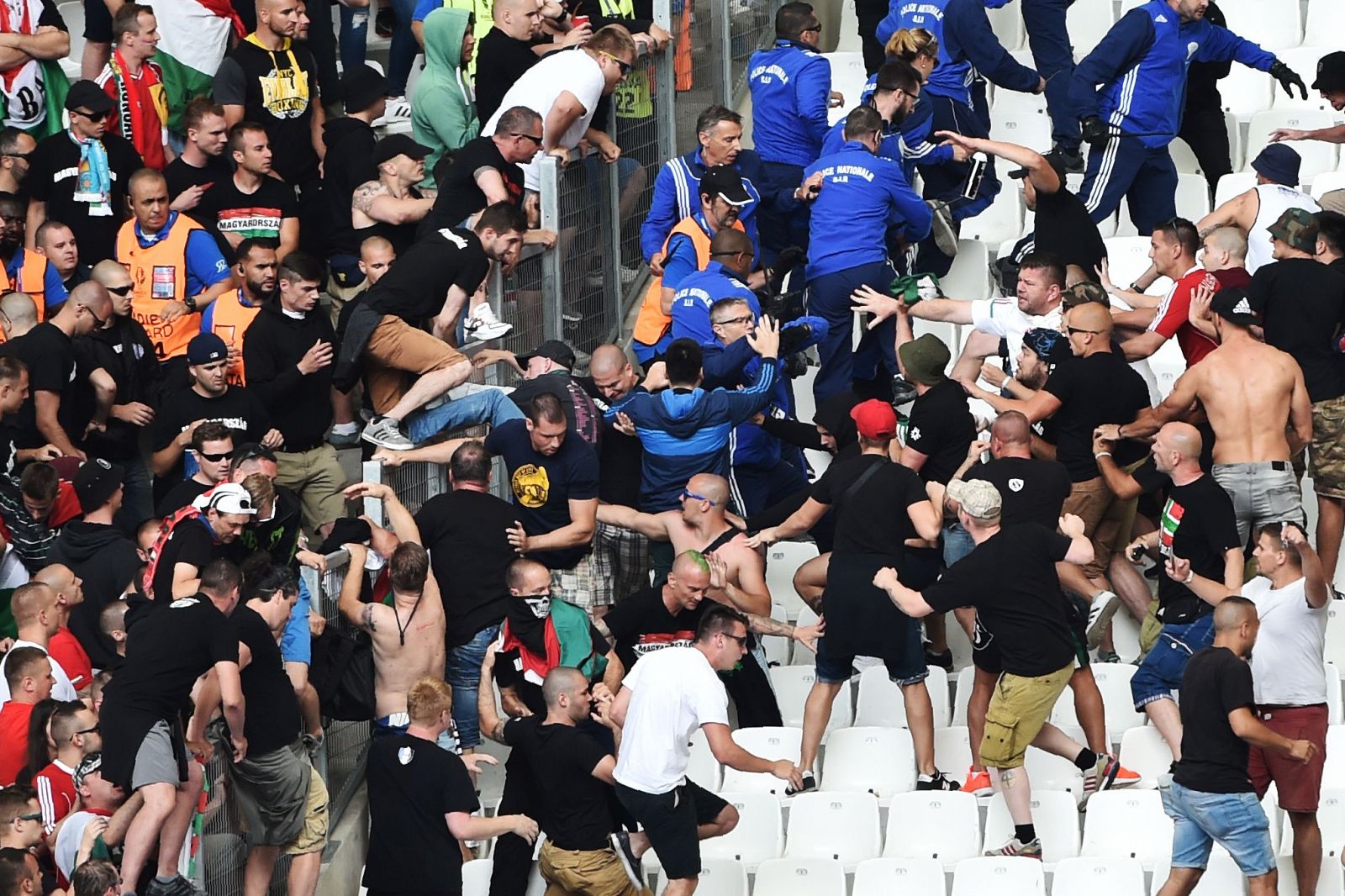 Ultras húngaros protagonizan altercados en el estadio de Marsella.