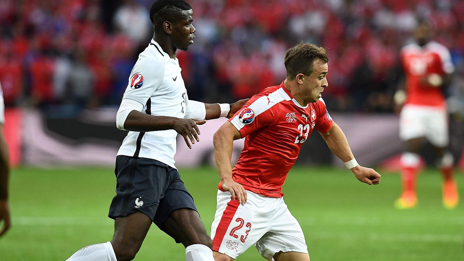 Pogba y Shaqiri, en el último partido del grupo A.