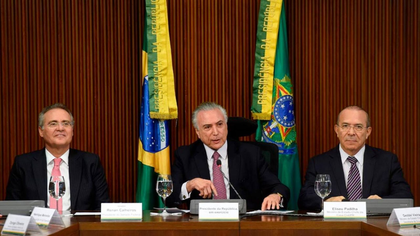 Michel Temer, junto al presidente del Senado Renan Calheiros y el Jefe de Estado Mayor Eliseu Padilha