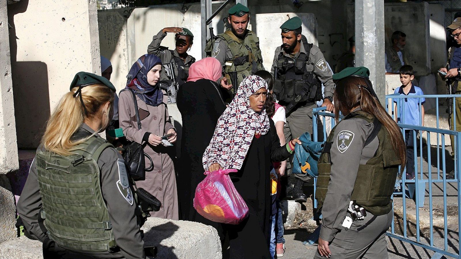 Mujeres palestinas pasan un control de seguridad en Belén