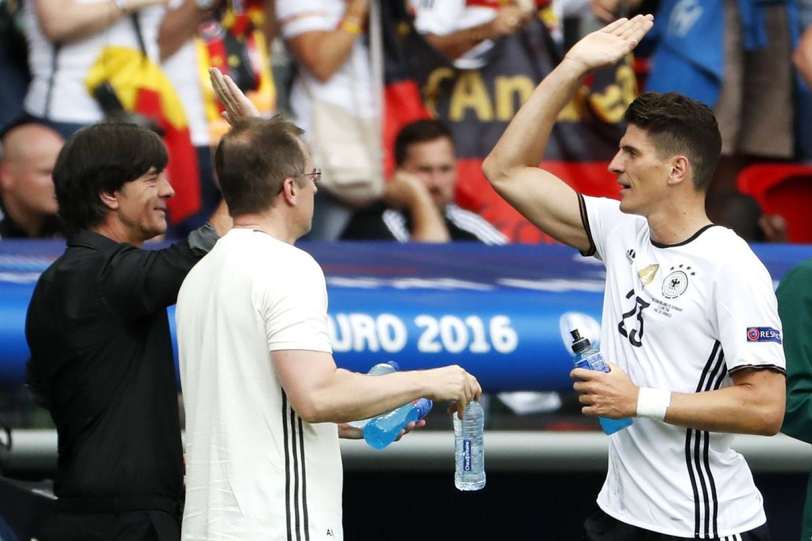 Gómez celebra su gol con Low 