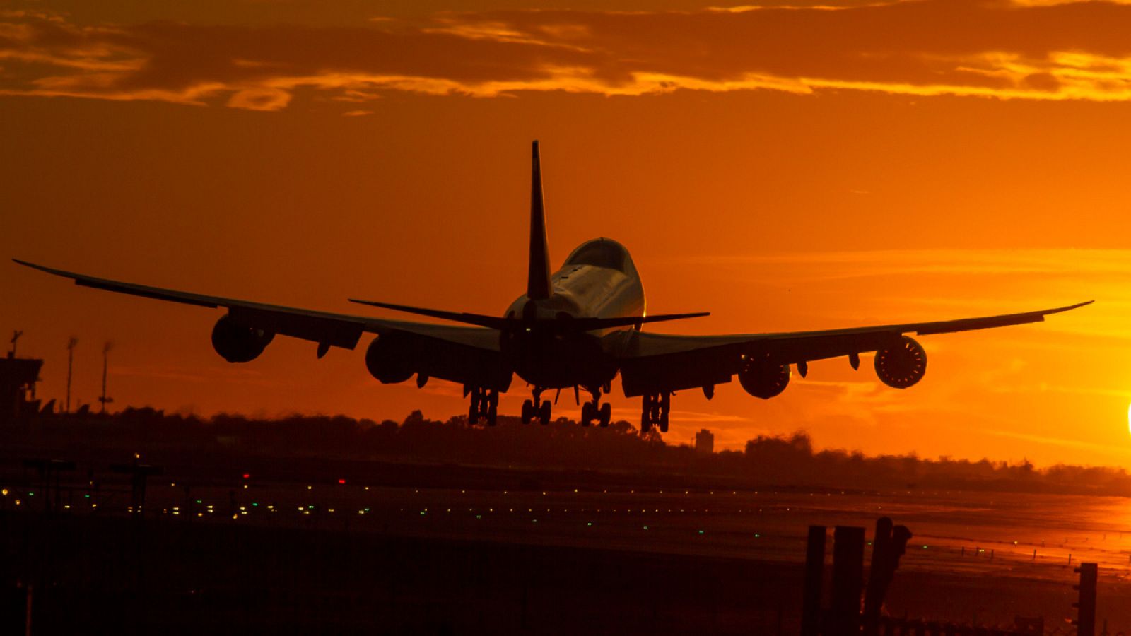 Un avión aterriza en el Aeropuerto de Barcelona-El Prat