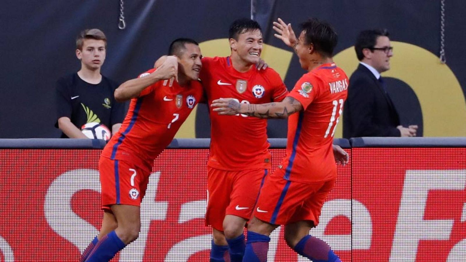 Los jugadores chilenos celebran uno de los tantos