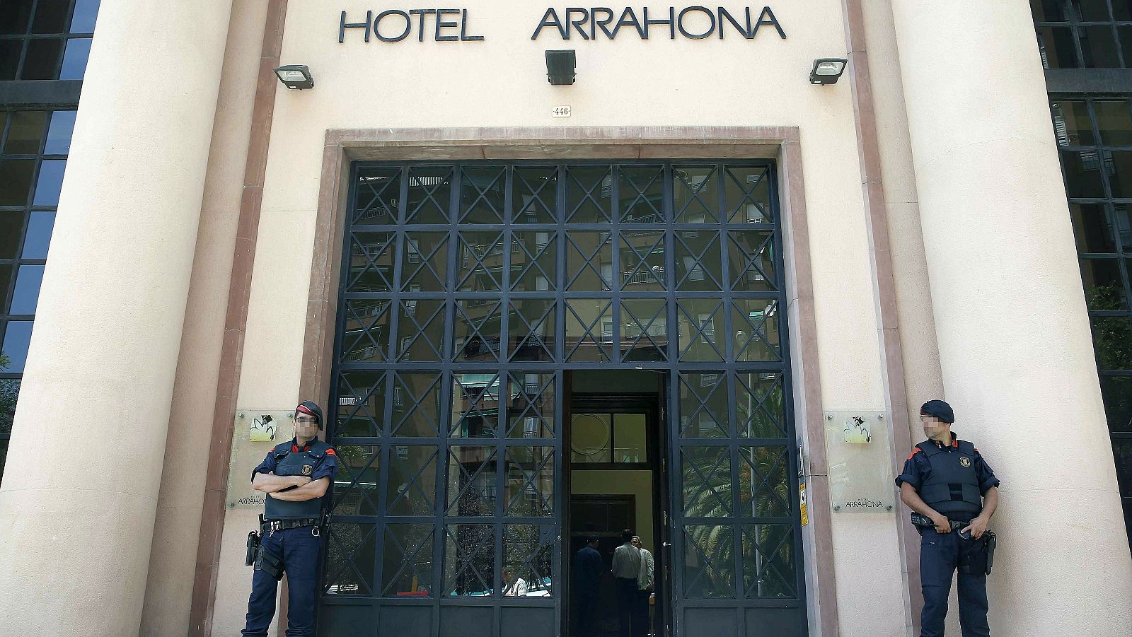 Mossos d'Esquadra custodian la entrada del Hotel Arrahona, de Sabadell.