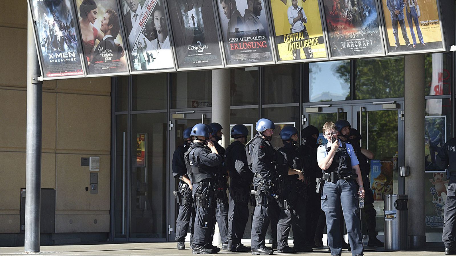 Efectivos de una unidad de las fuerzas especiales alemanas vigilan la entrada del multicine de Viernheim donde un presunto asaltante ha sido abatido