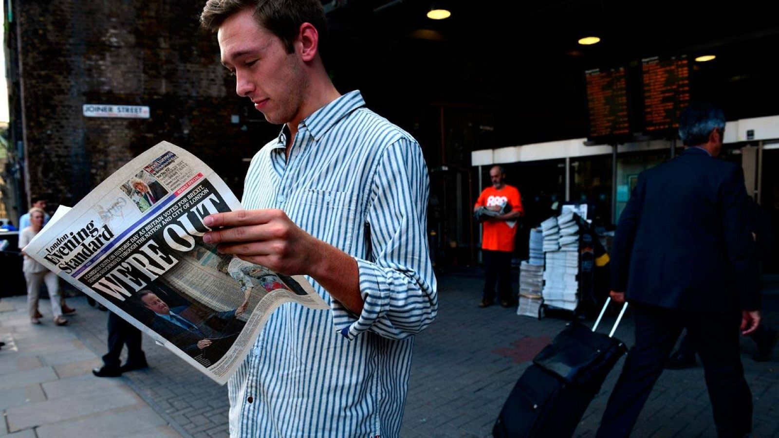 Un londinense ojea el periódico tras la victoria del 'Brexit'