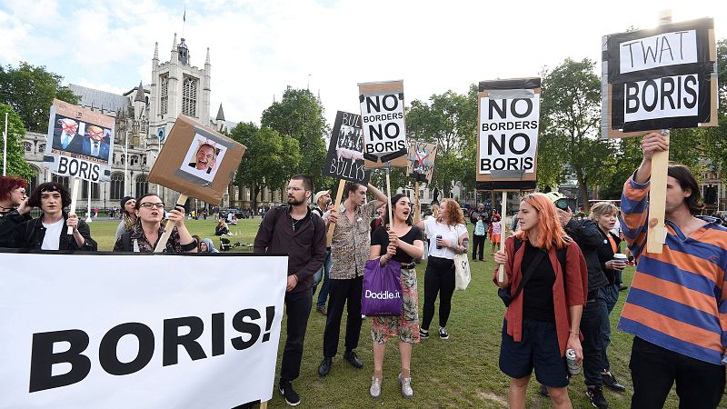 Varios manifestantes que apoyan la permanencia del Reino Unido en la Unión Europea se reúnen delante del Parlamento británico en Londres.