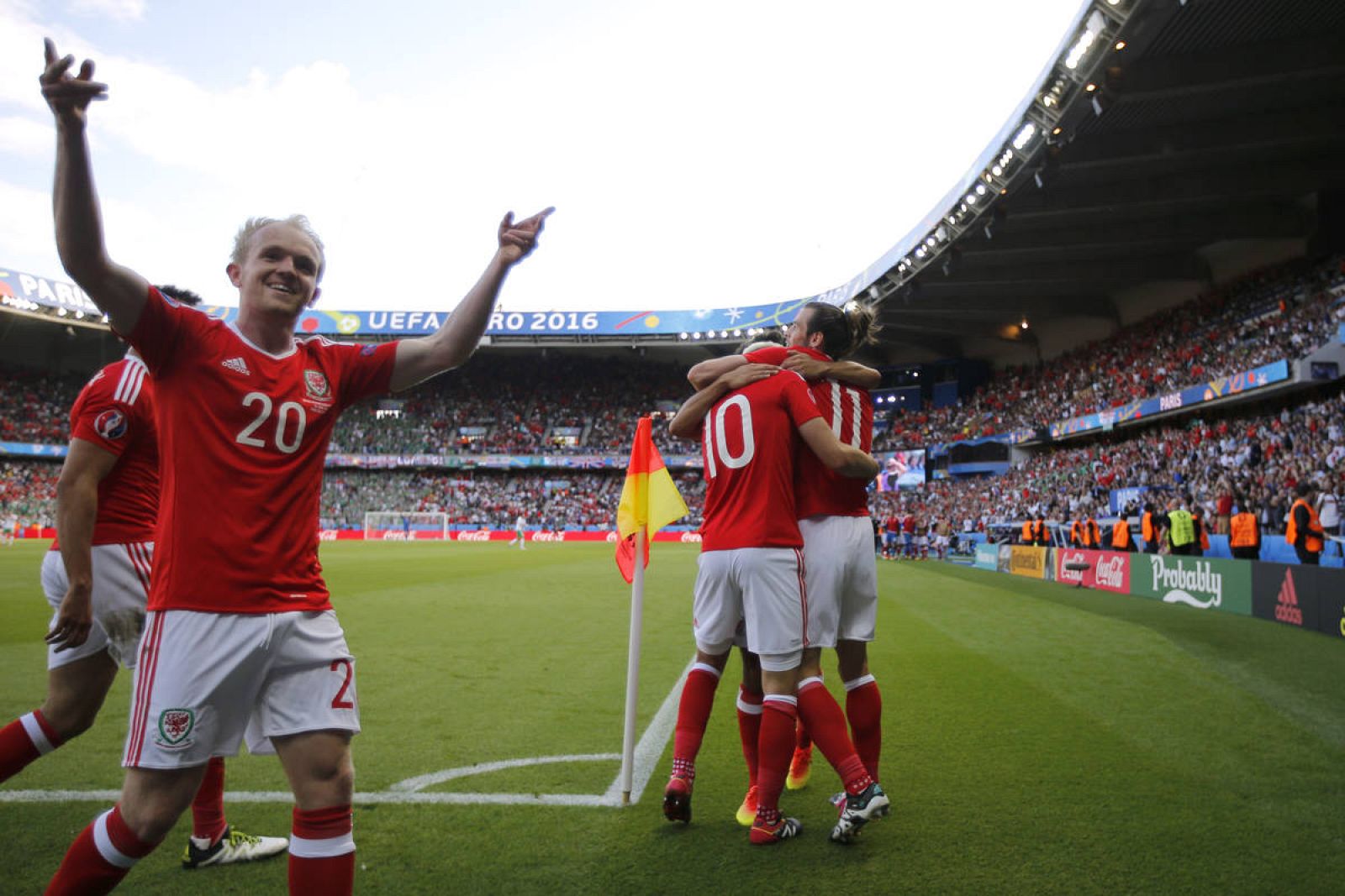 Bale y Williams celebran el único tanto del partido de octavos de final.