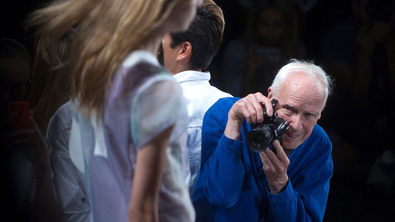 Cunningham fotografiando a una modelo durante la New York Fashion Week de 2014.