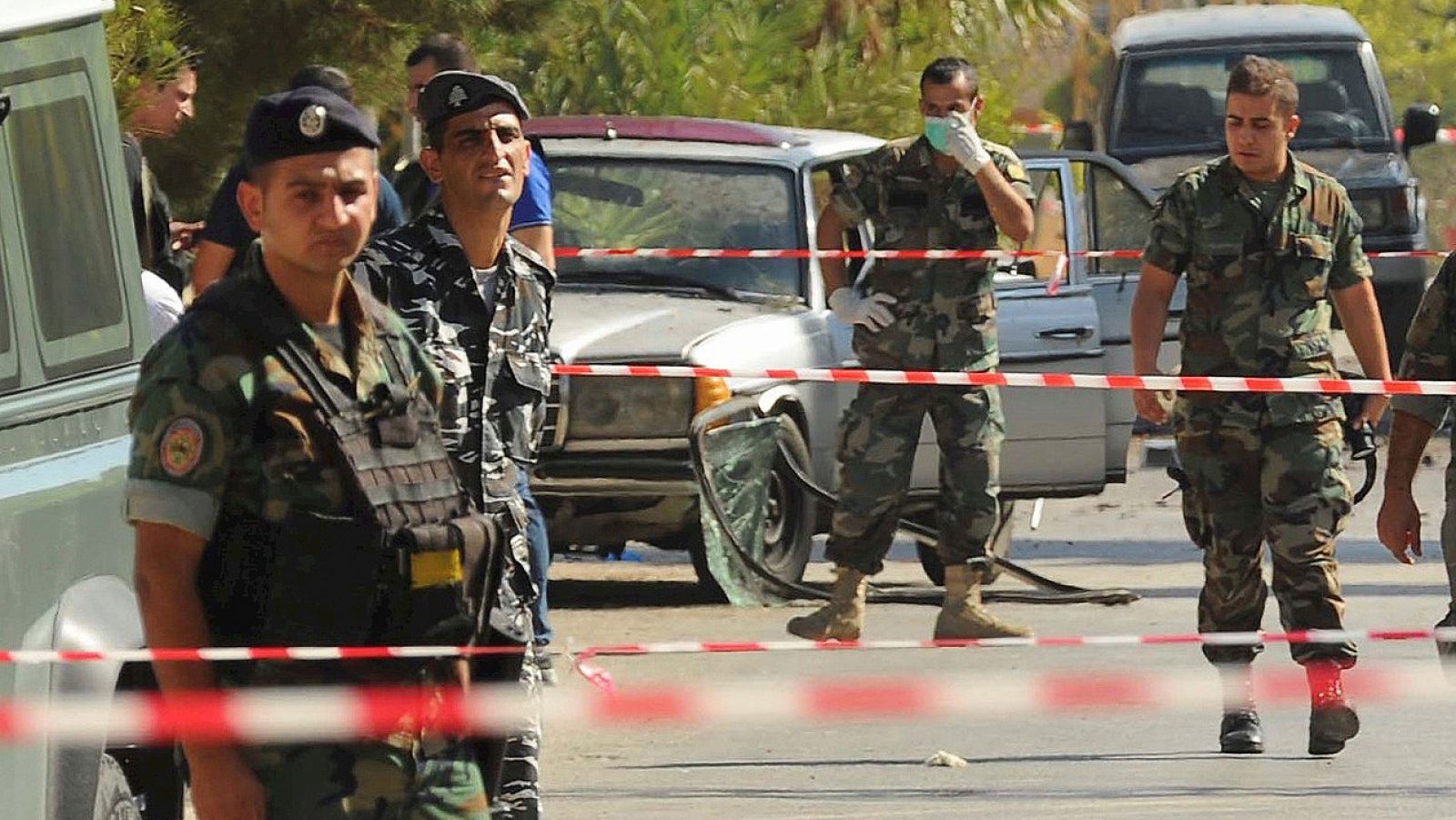 Soldados y policías libaneses aseguran el área de uno de los ataques en la localidad de Qaa, en el valle de la Bekaa, el 27 de junio  de 2016. REUTERS/Hassan Abdallah