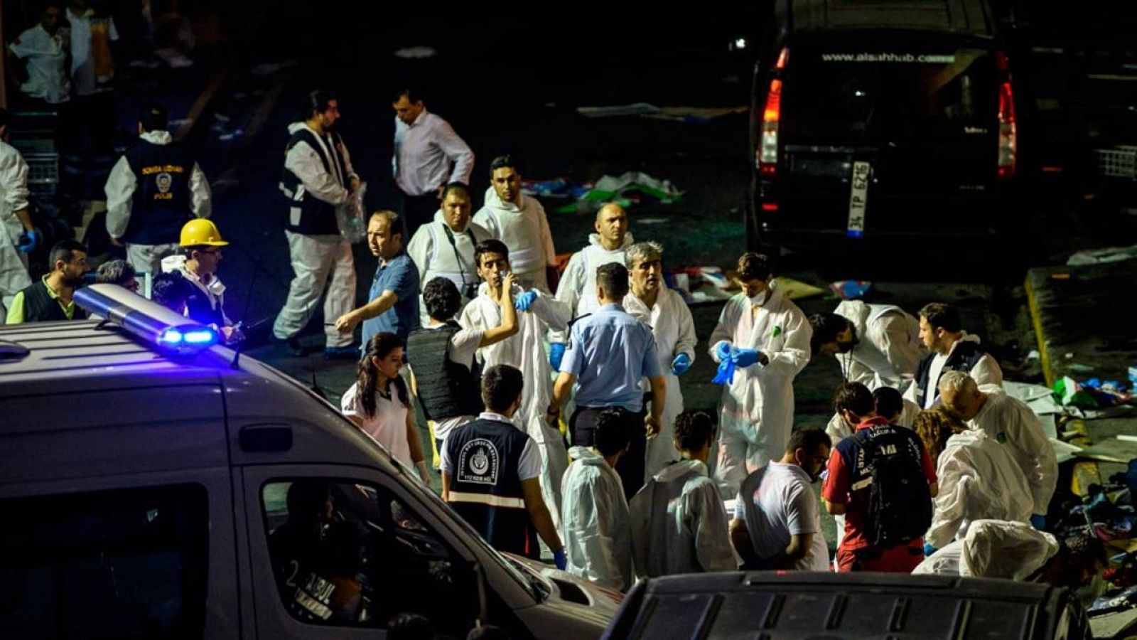 La policía forense inspecciona el lugar del atentado