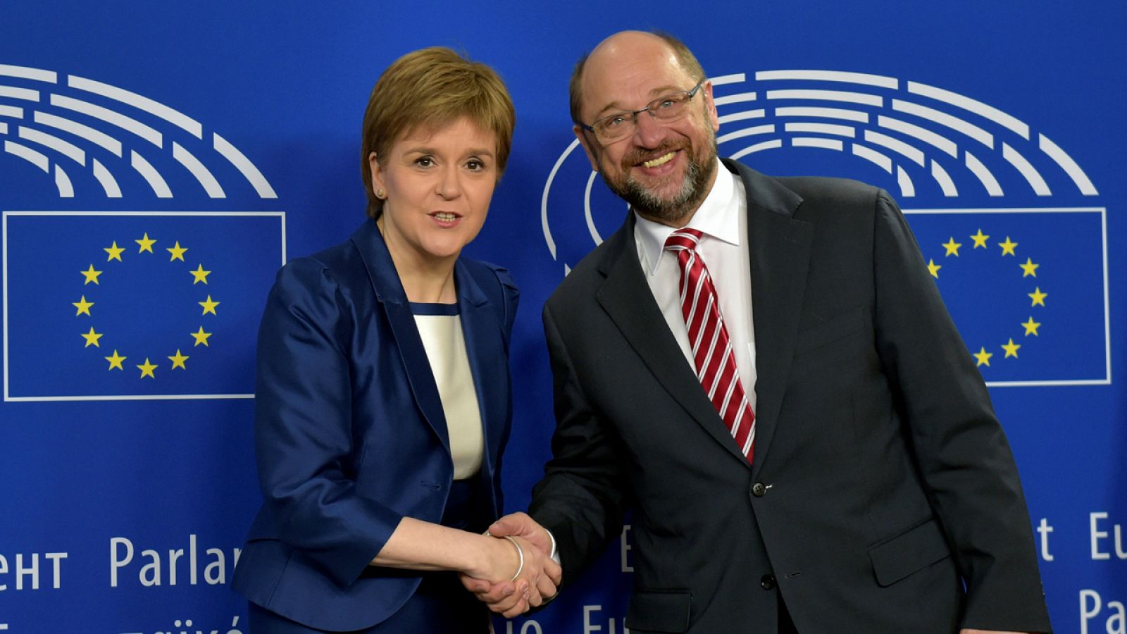 La ministra principal de Escocia, Nicola Sturgeon es recibida por el presidente del Parlamento Europeo Martin Schulz