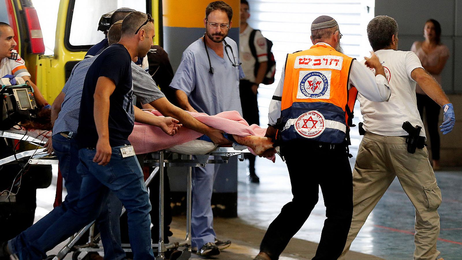 Llega al hospital de Jerusalén uno de los israelíes heridos por arma blanca en el asentamiento de Kiriat Arba, cerca de Hebrón, el 30 de junio de 2016. REUTERS/Ammar Awad