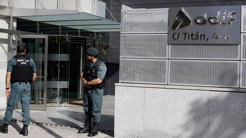 Agentes de la Guardia Civil ante la fachada sede de ADIF