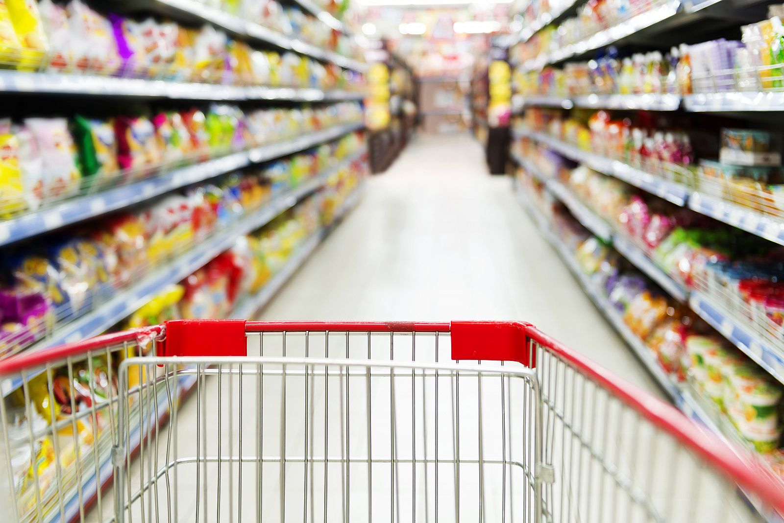 Un carro de la compra vacío en el pasillo de un supermercado